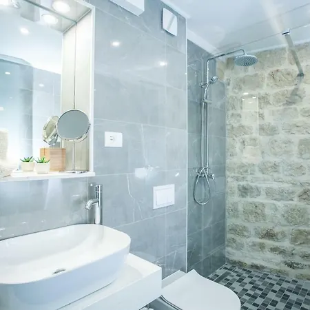 Lucia 3* تروغير