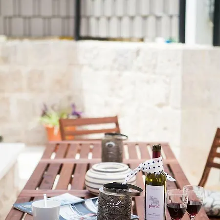 Lucia Guest house 2*
