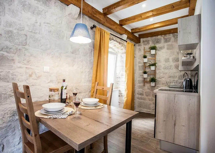 Πανσιόν Lucia Τρογκίρ