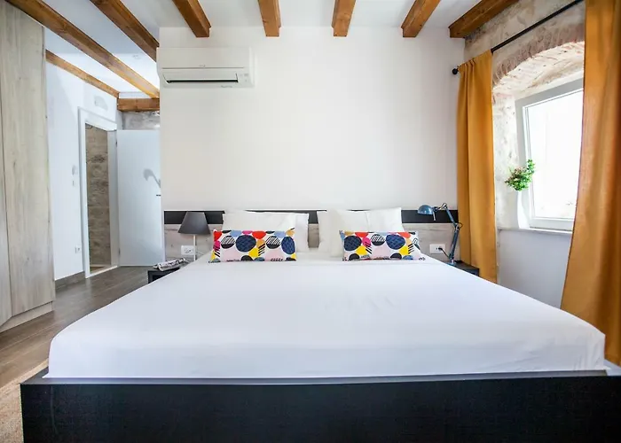 Lucia 3* Τρογκίρ