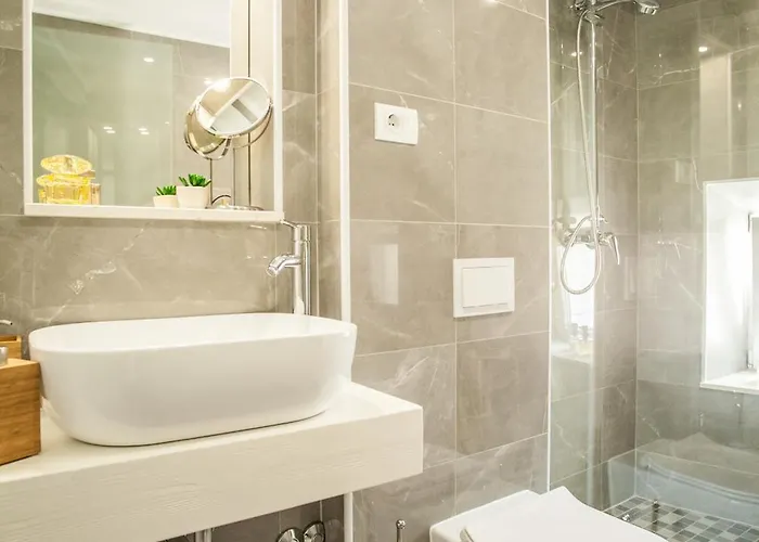 Πανσιόν Lucia Τρογκίρ