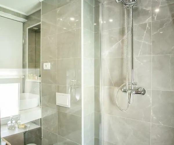 Lucia 3* Τρογκίρ