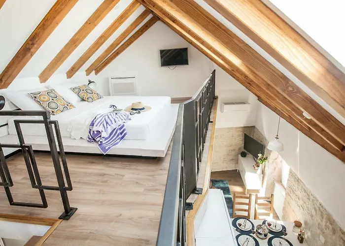 Lucia Πανσιόν